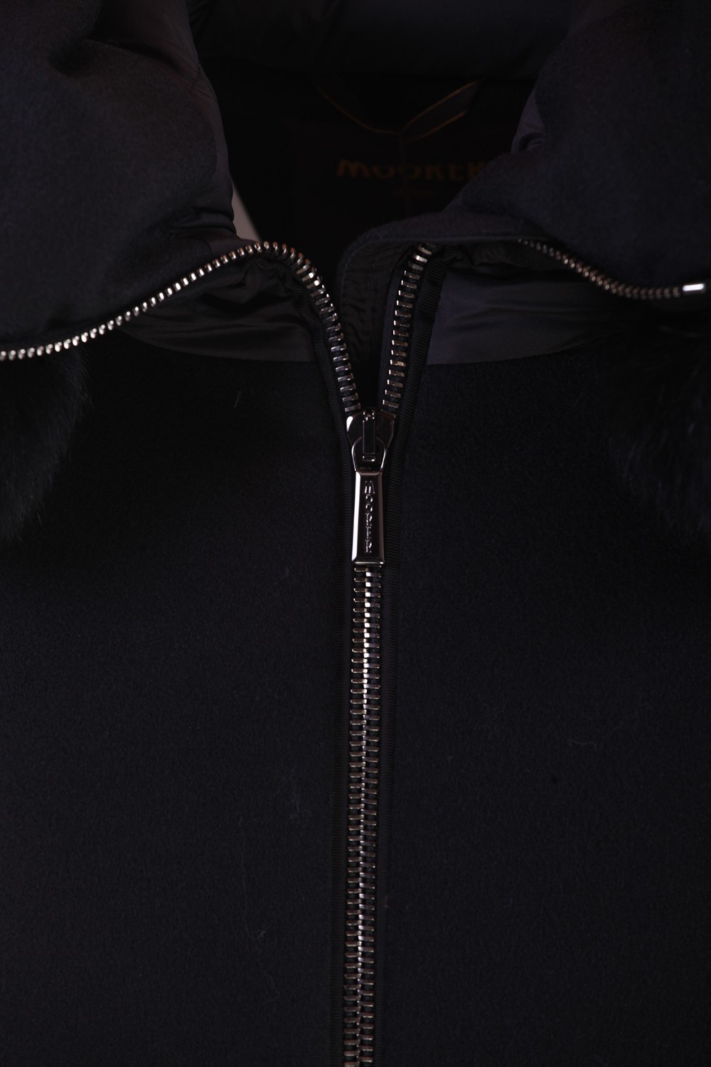 shop MOORER  Giaccone: Moorer giaccone "FRESIA" in misto cachemire.
Cappuccio con bordo in pelliccia staccabile.
Maniche lunghe con zip.
Tascge laterali a filo.
Maniche trapuntate in nylon.
Dettaglio cerniere sui fianchi.
Chiusura con zip con doppio cursore.
Vestibilità regolare.
Composizione: 90% lana vergine 10% cachemire.
Fabbricato in Italia.. FRESIA 300007-U0001 number 9408216